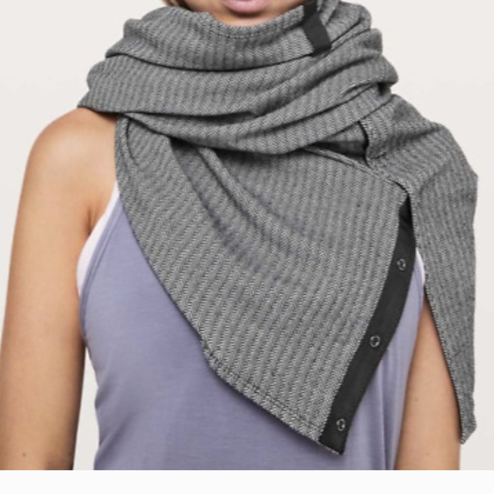 Lululemon Athletica Gray Knit Scarf